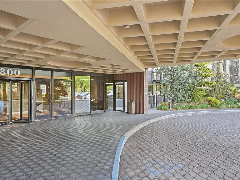 300 Winston Dr #L5 — Photo 33