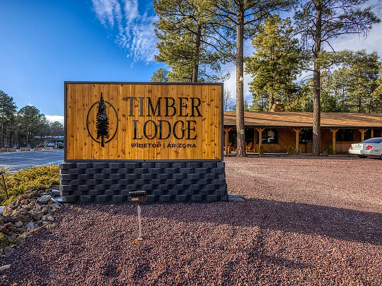 Timber Lodge — Photo 2