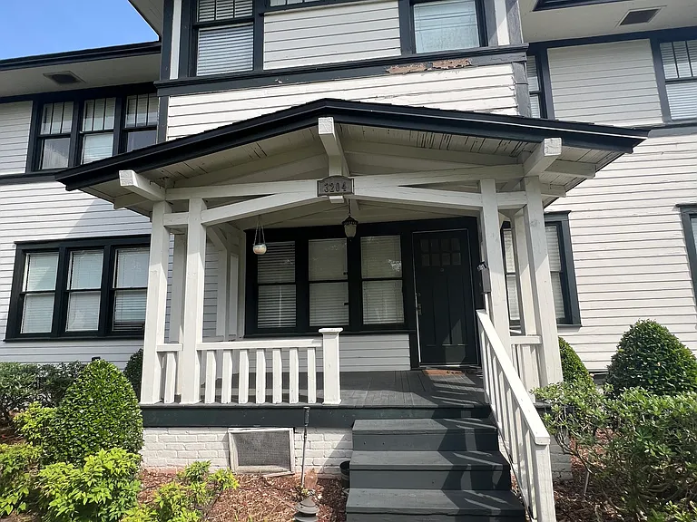3204 Oak St — Photo 2