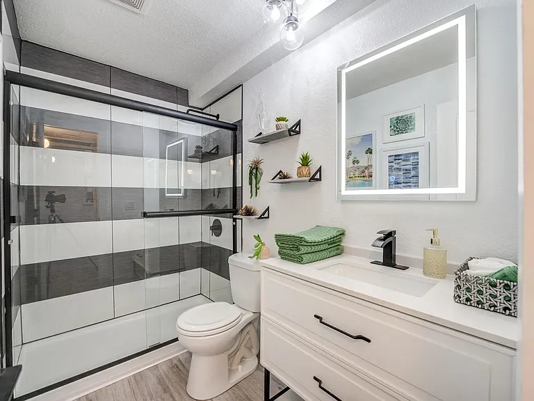 Fusion Warner Center - Bathroom