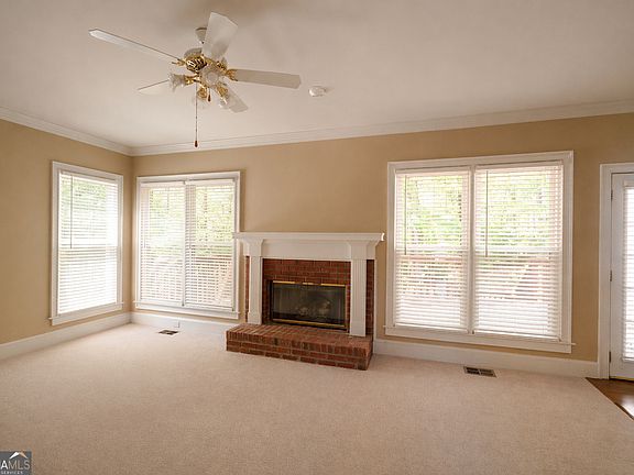 4th image of 1858 De Winton Pl
