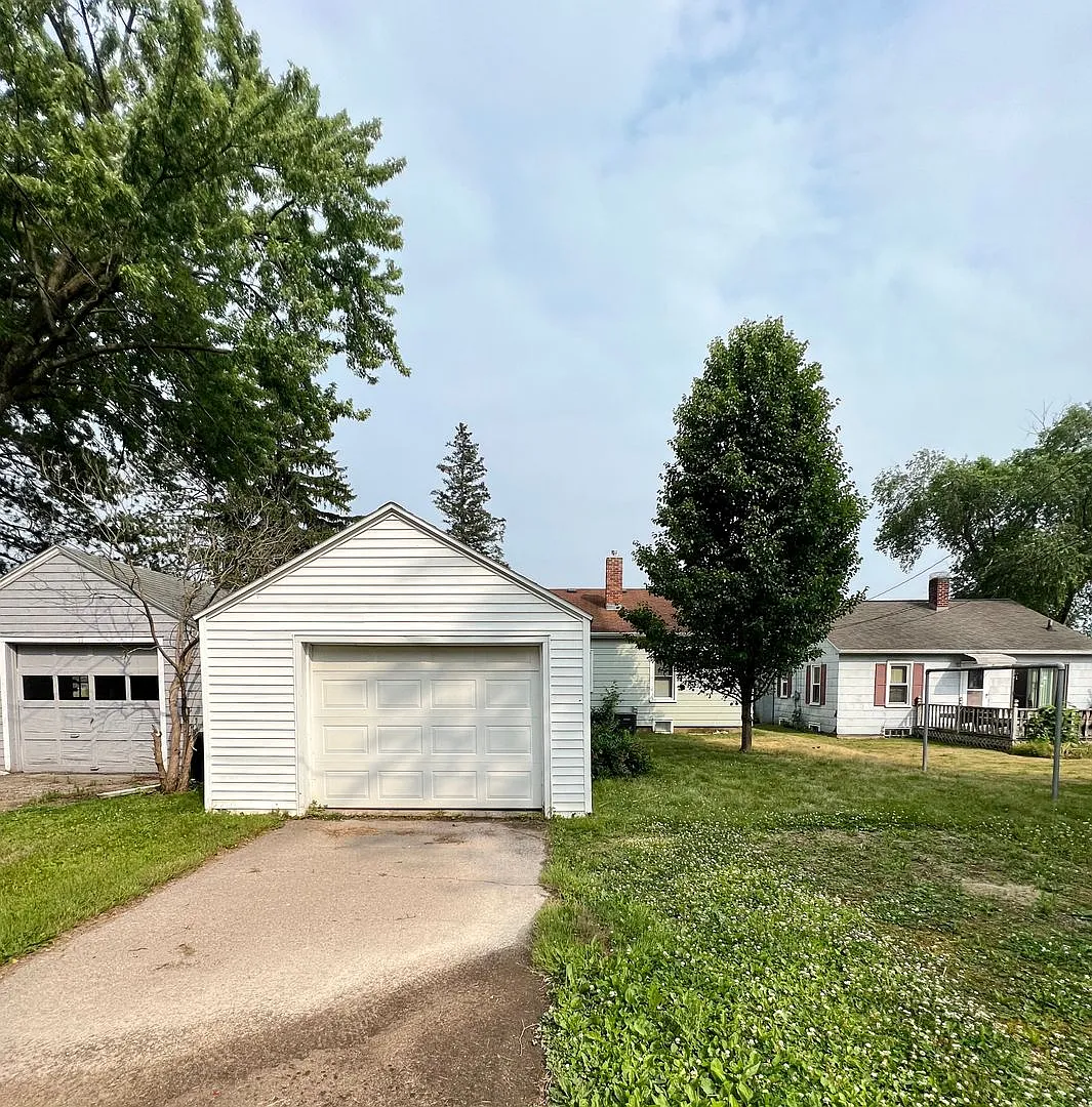 Spacious 2 Bedroom 1 Bath Single Family Home With Central Air- Available Now! — Photo 2