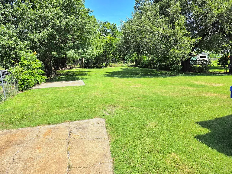 2621 Windsor Ave — Photo 10
