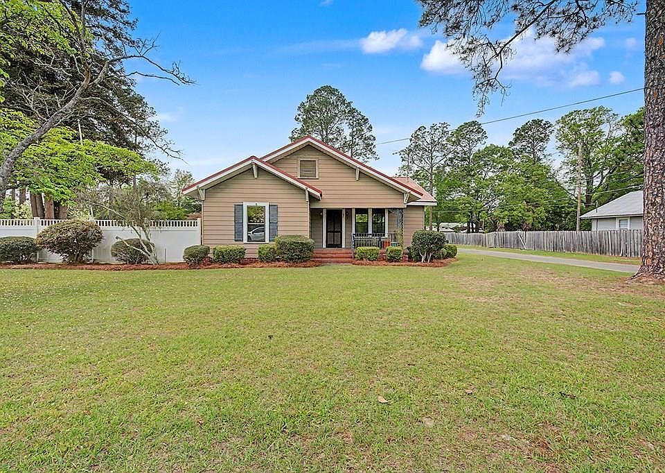 1st image of 297 Saunders St SW