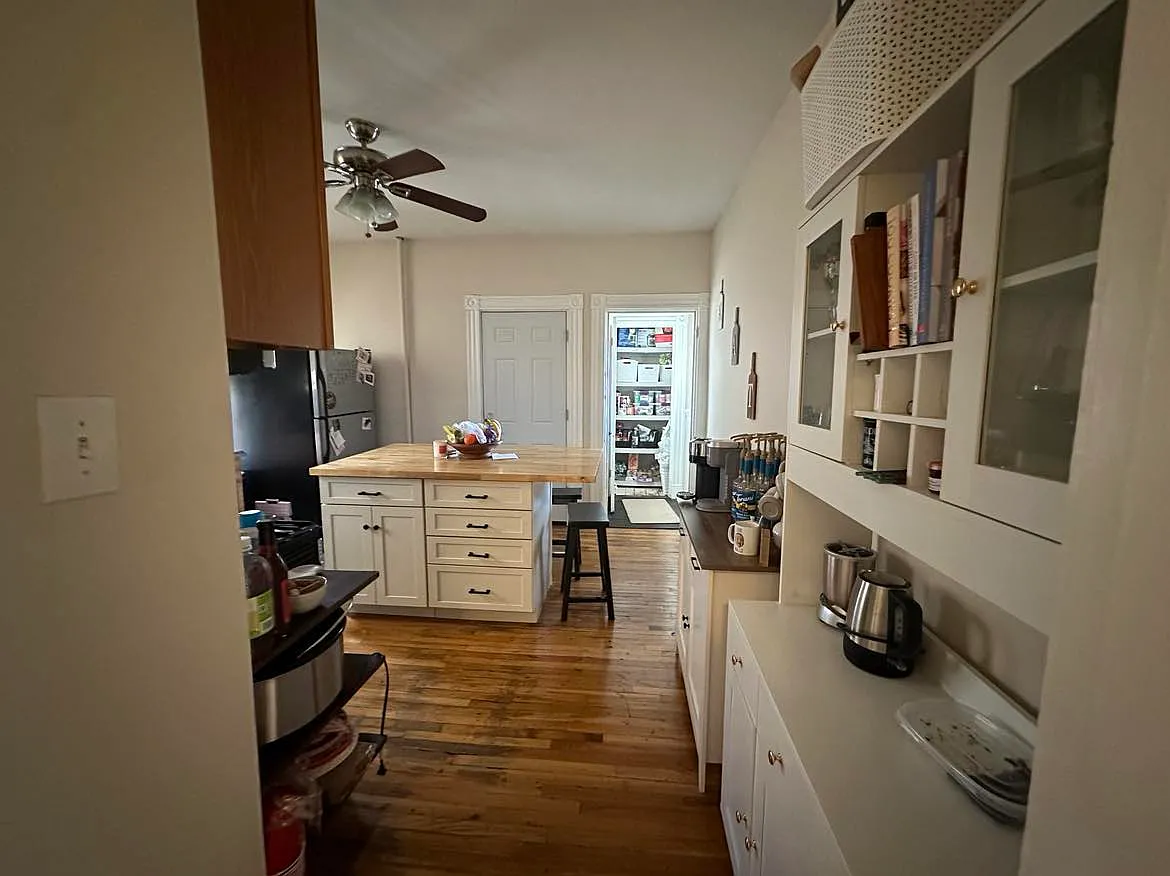4 bed, 1.5 bath, 1200 sqft, $3,200 — Photo 1