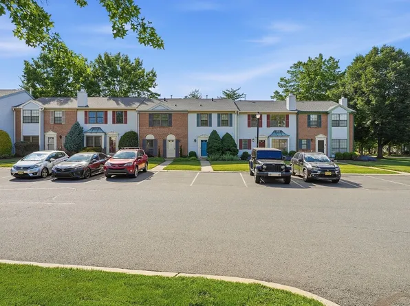 2 Veros Ln, Franklin Park, NJ