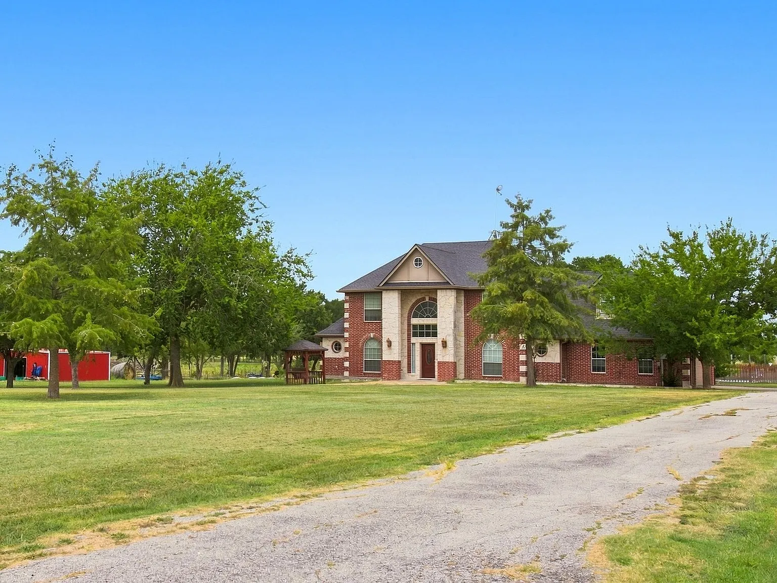 5 bed, 3696 sqft, $4,250 — Photo 2