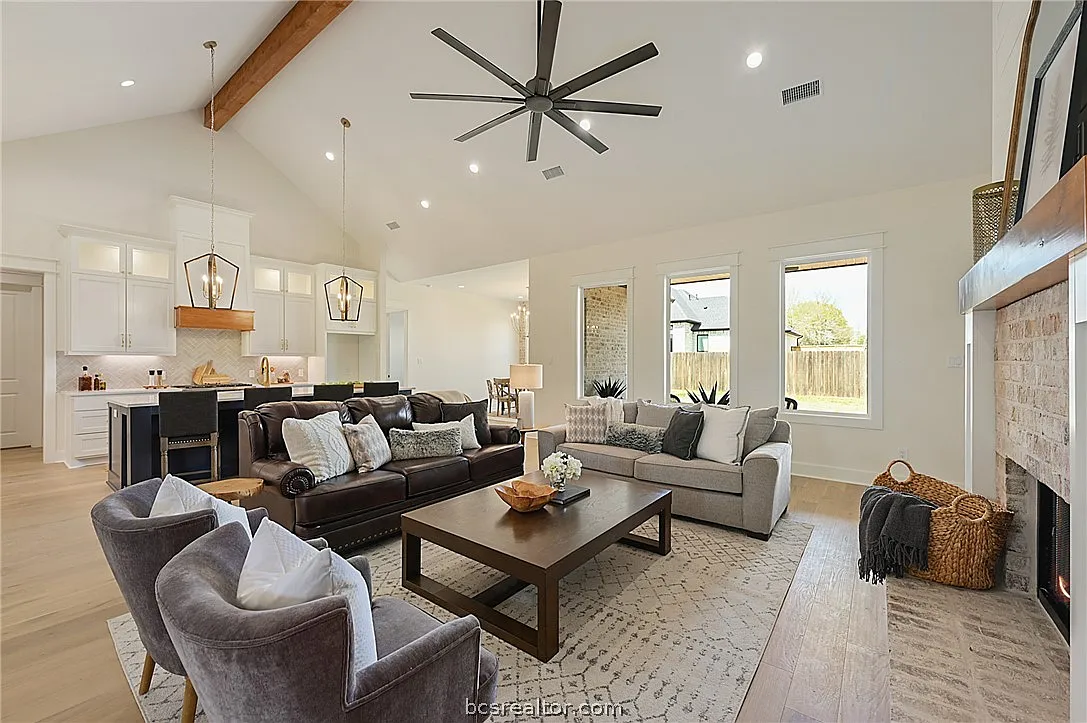 4 bed, 4.5 bath, 3767 sqft, $5,750 — Photo 3