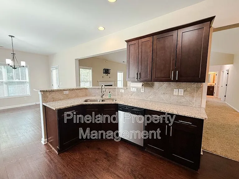 728 Roanoke Dr — Photo 5