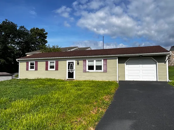 444 S 9th St, Akron, PA 17501