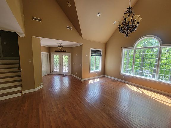 3rd image of 524 Reed Rd