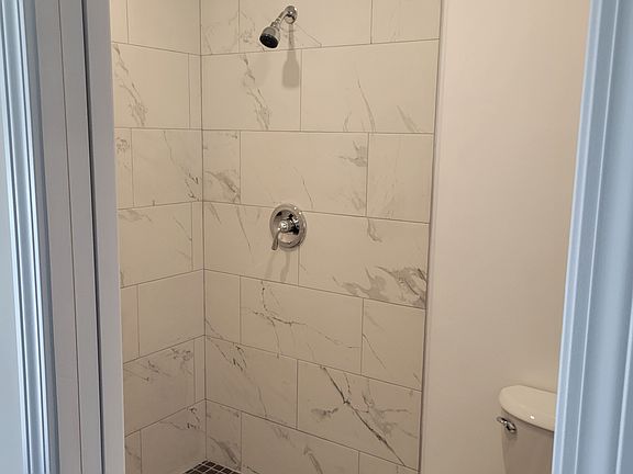 5th image of 454 Jeter St