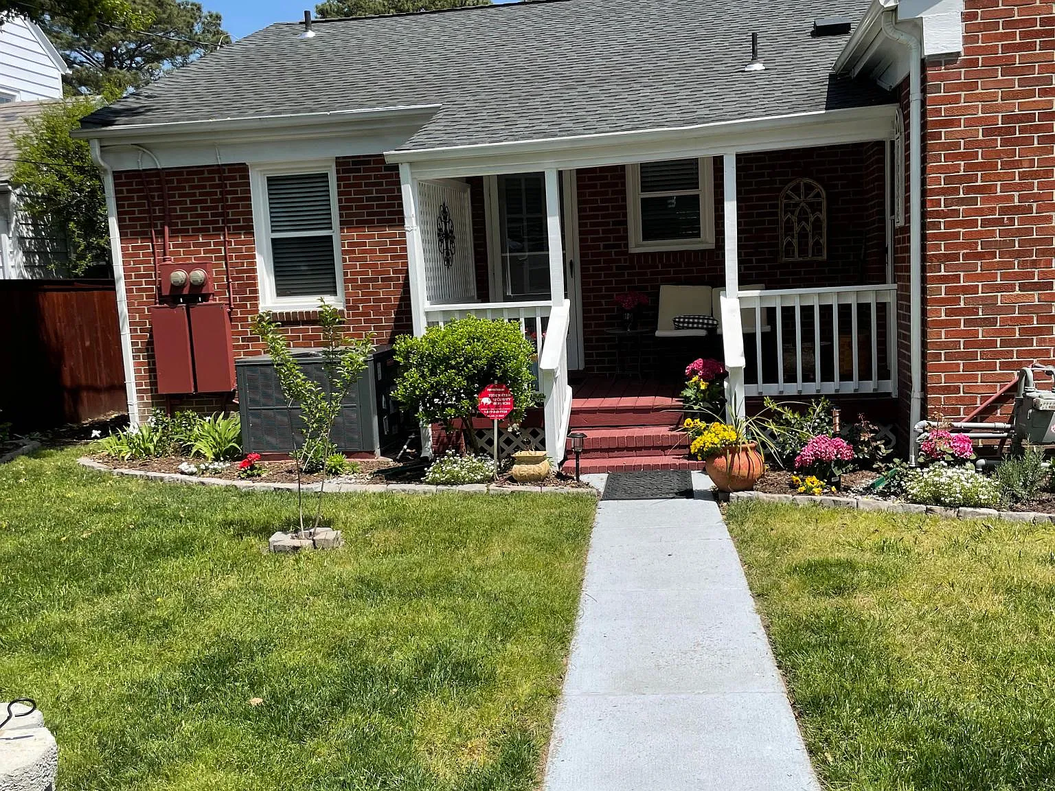 405 Sussex Dr — Photo 2