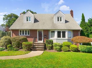 27 McKinley Ave, Farmingdale, NY 11735