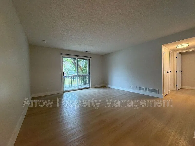 2 bed, 1.0 bath, 889 sqft, $985 — Photo 3