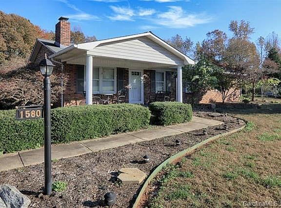 2nd image of 1580 Gloster Ln