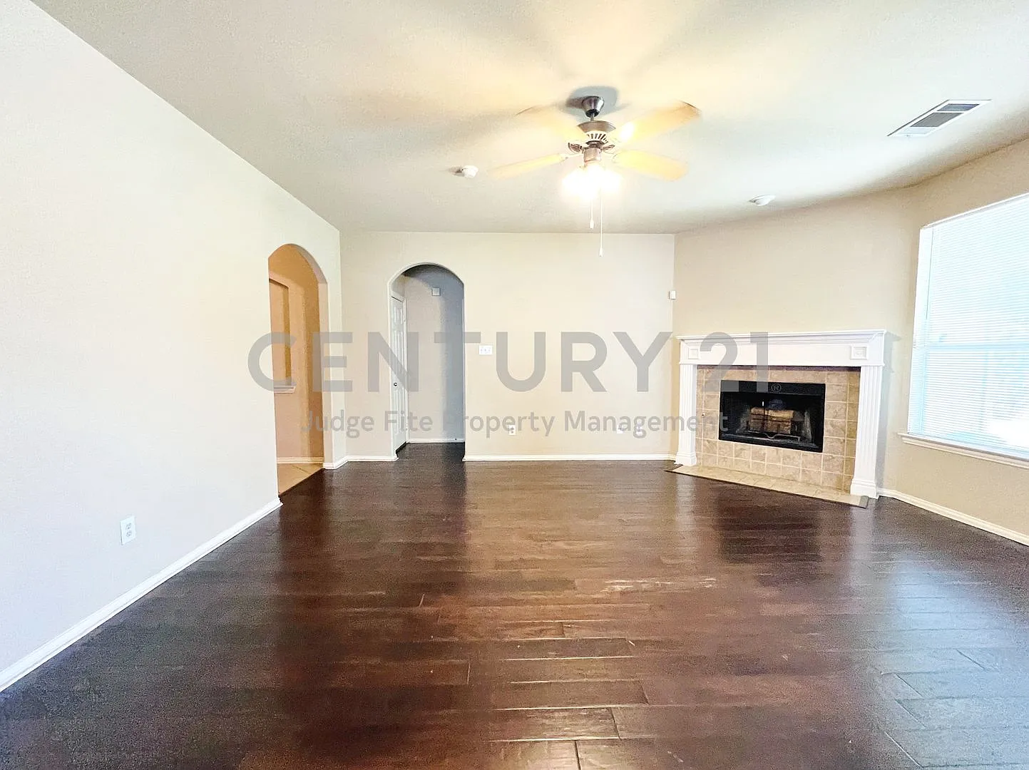 Well Maintained 3/2/2 in Crowley For Rent! — Photo 4