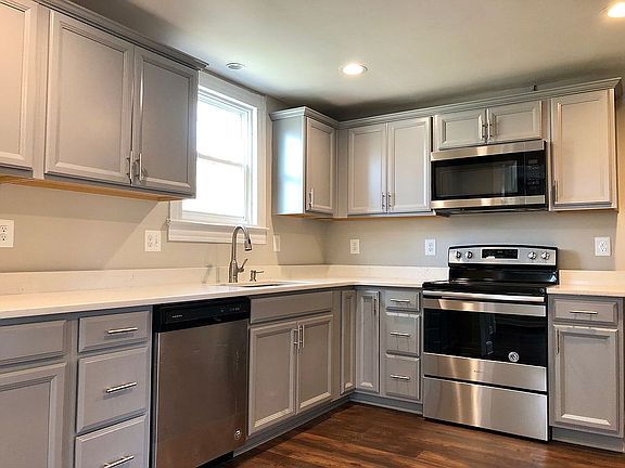 NEW CABINETS AND QUARTZ TOPS