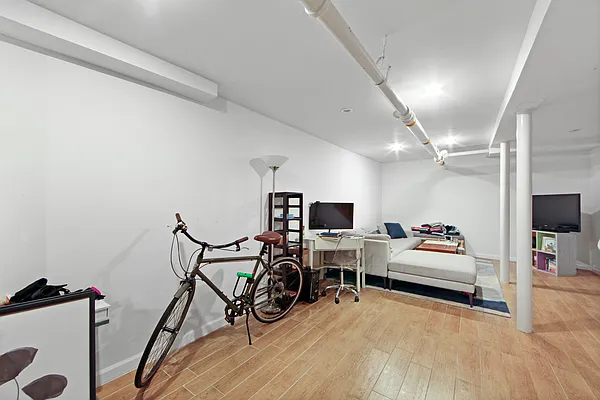 Rented by Charney Real Estate LLC | media 16