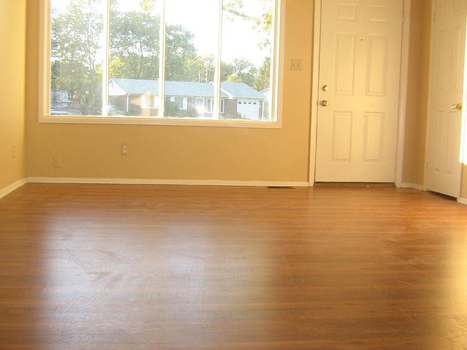 2nd image of 1419 Killian Dr