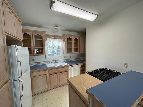 Kitchen with new range, paint, and light fixtures