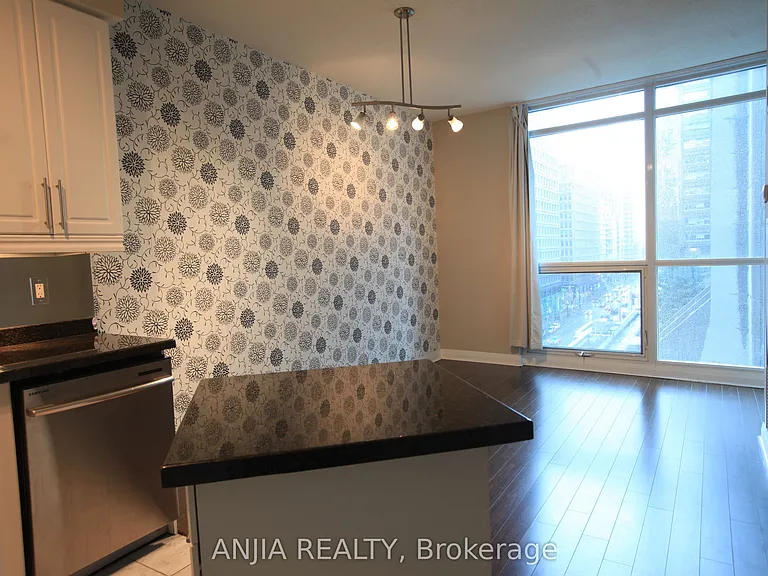 1121 Bay St #805 — Photo 4