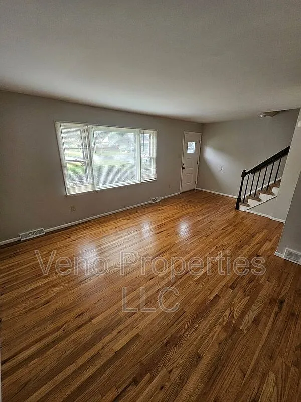 3 bed, 1.5 bath, 1200 sqft, $1,900 — Photo 2