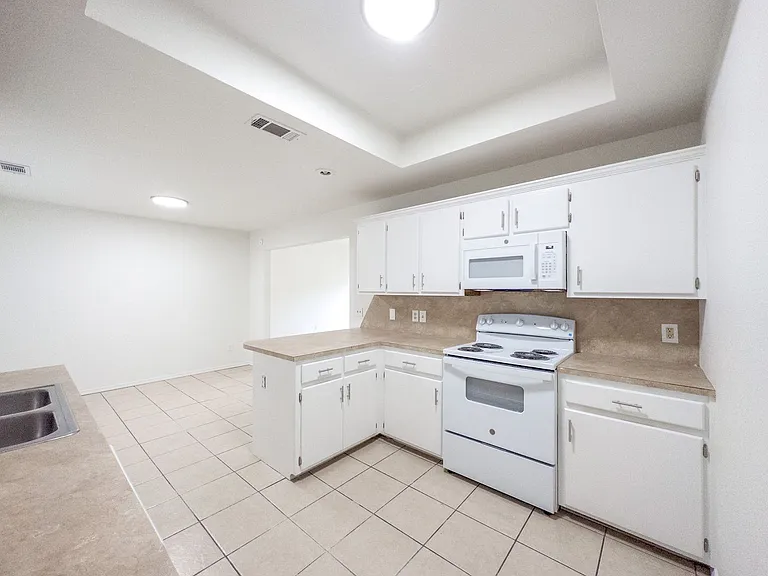429 E El Paso St — Photo 7