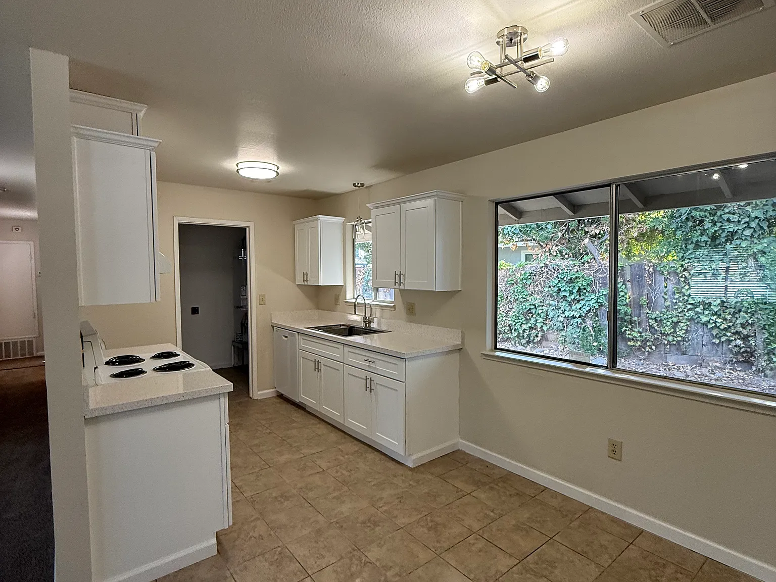 3 bed, 1008 sqft, $2,350 — Photo 1