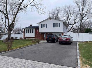 12 Bette Ln, Commack, NY 11725