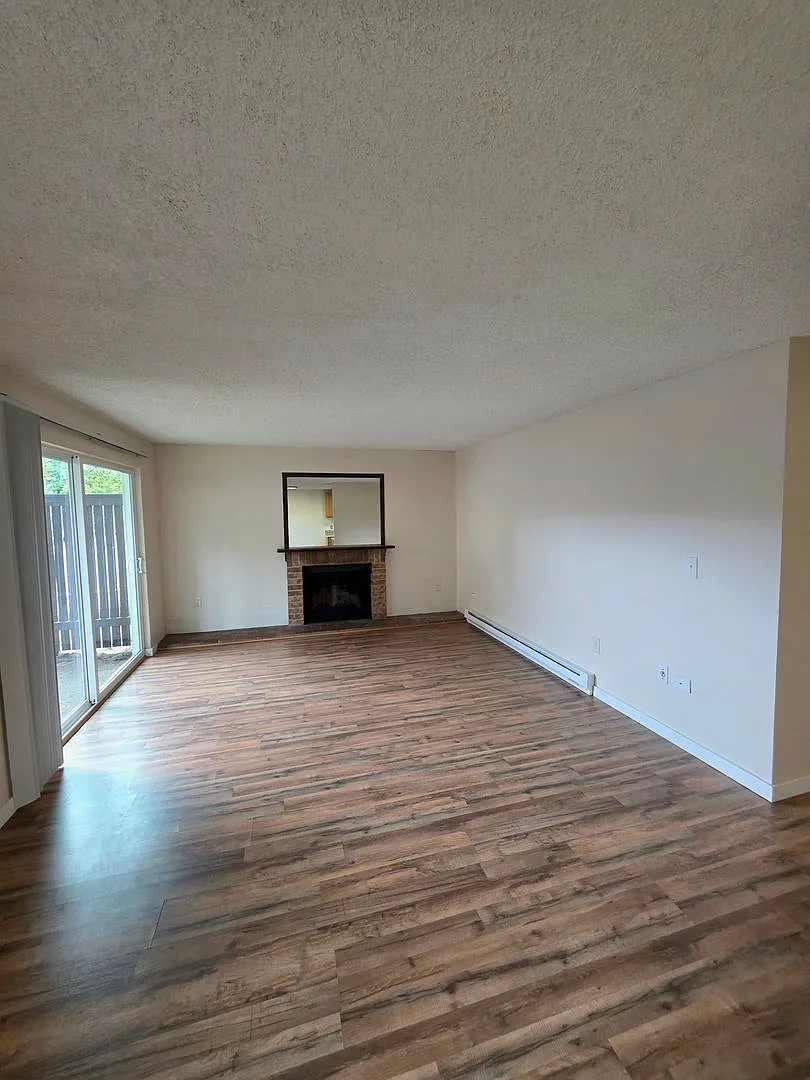 Renton Sunset Heights Condominiums - 2 bedroom 1 bathroom lower floor unit - W/S/G included- Avai... — Photo 3