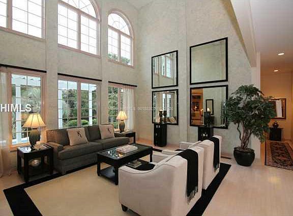 4th image of 15 Leamington Ln