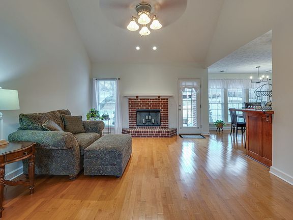 4th image of 419 Fieldstone Dr