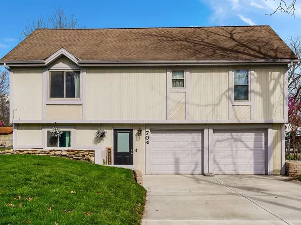 704 N Walker Ln, Olathe, KS 66061