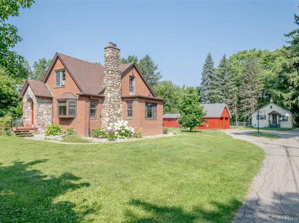 5384 Silverton Dr, Grand Blanc, MI 48439