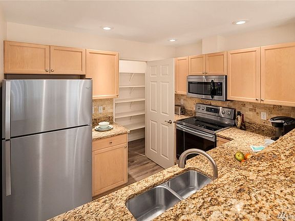 4th image of 25235 SE Klahanie Blvd APT C302