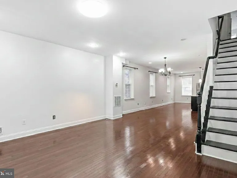 2302 Mount Royal Ter — Photo 4