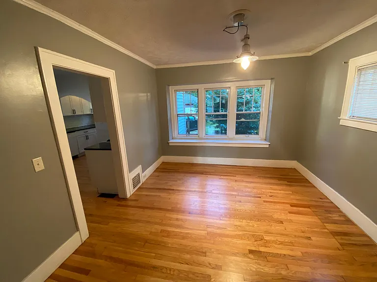 1122 Calvin Ave SE — Photo 2