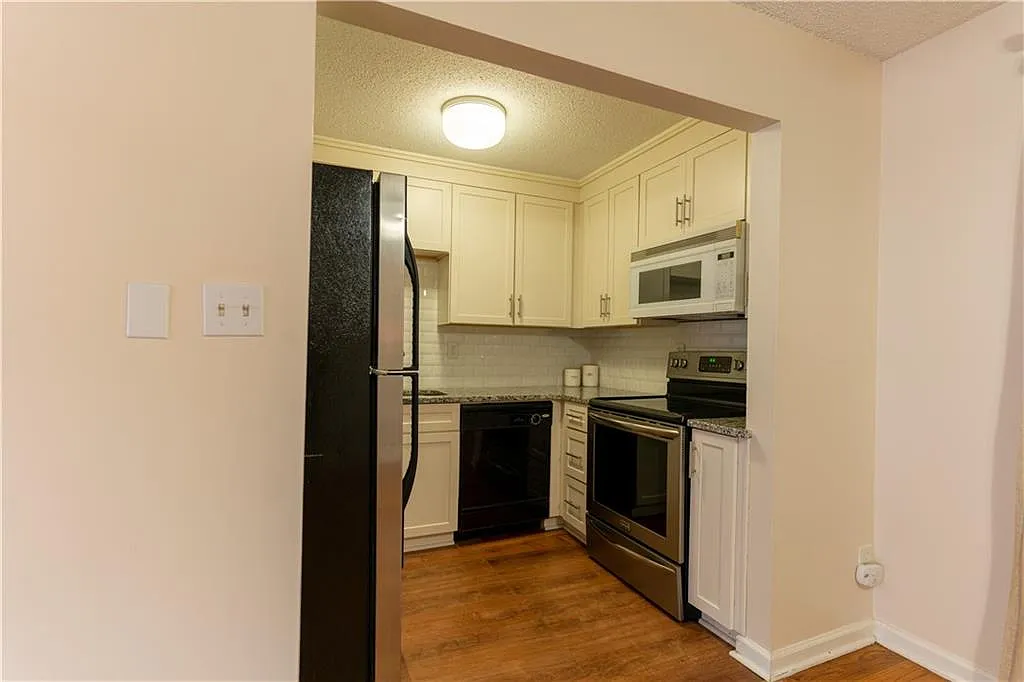 2 bed, 1.0 bath, 1040 sqft, $1,750 — Photo 3