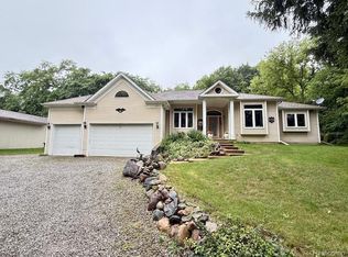 889 Cronkite Dr, Lake Orion, MI 48362