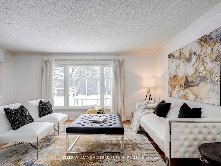 135 Jennifer Cres — Photo 2