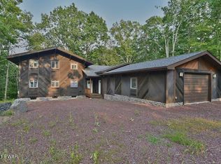 216 Upper Independence Dr, Lackawaxen, PA 18435