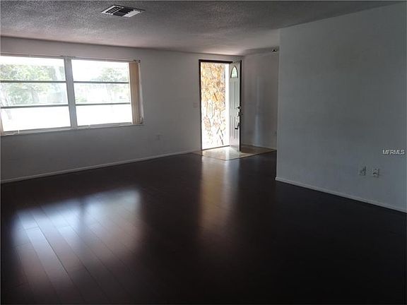 3rd image of 1416 Oleander Dr
