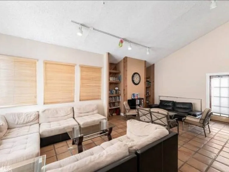 18411 Hatteras St — Photo 22