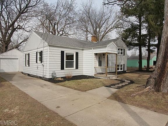 3rd image of 4027 Hillsdale Ave NE