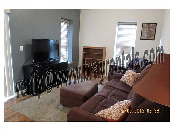 1210 Walnut Ave. #3 living room