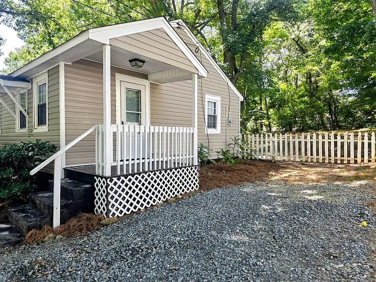 2712 Ludwig St — Photo 2