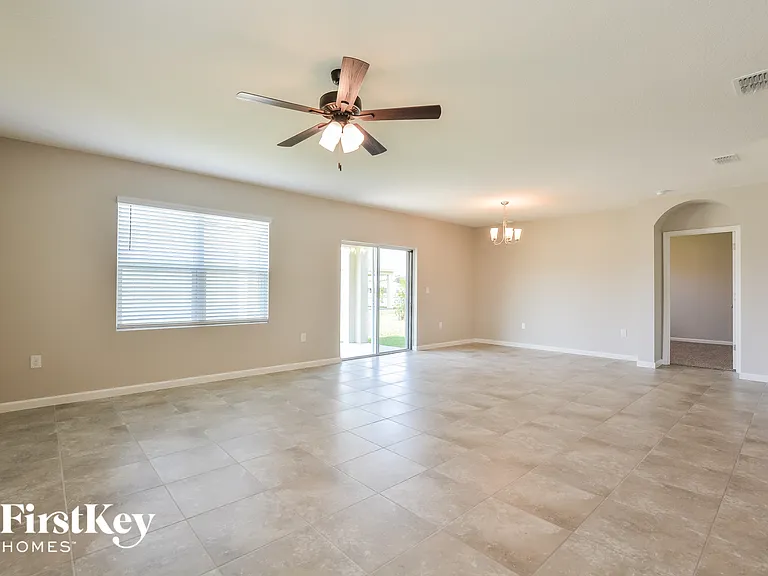 545 Sorrento Dr — Photo 2
