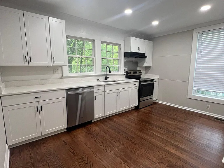 221 N Lee St — Photo 4