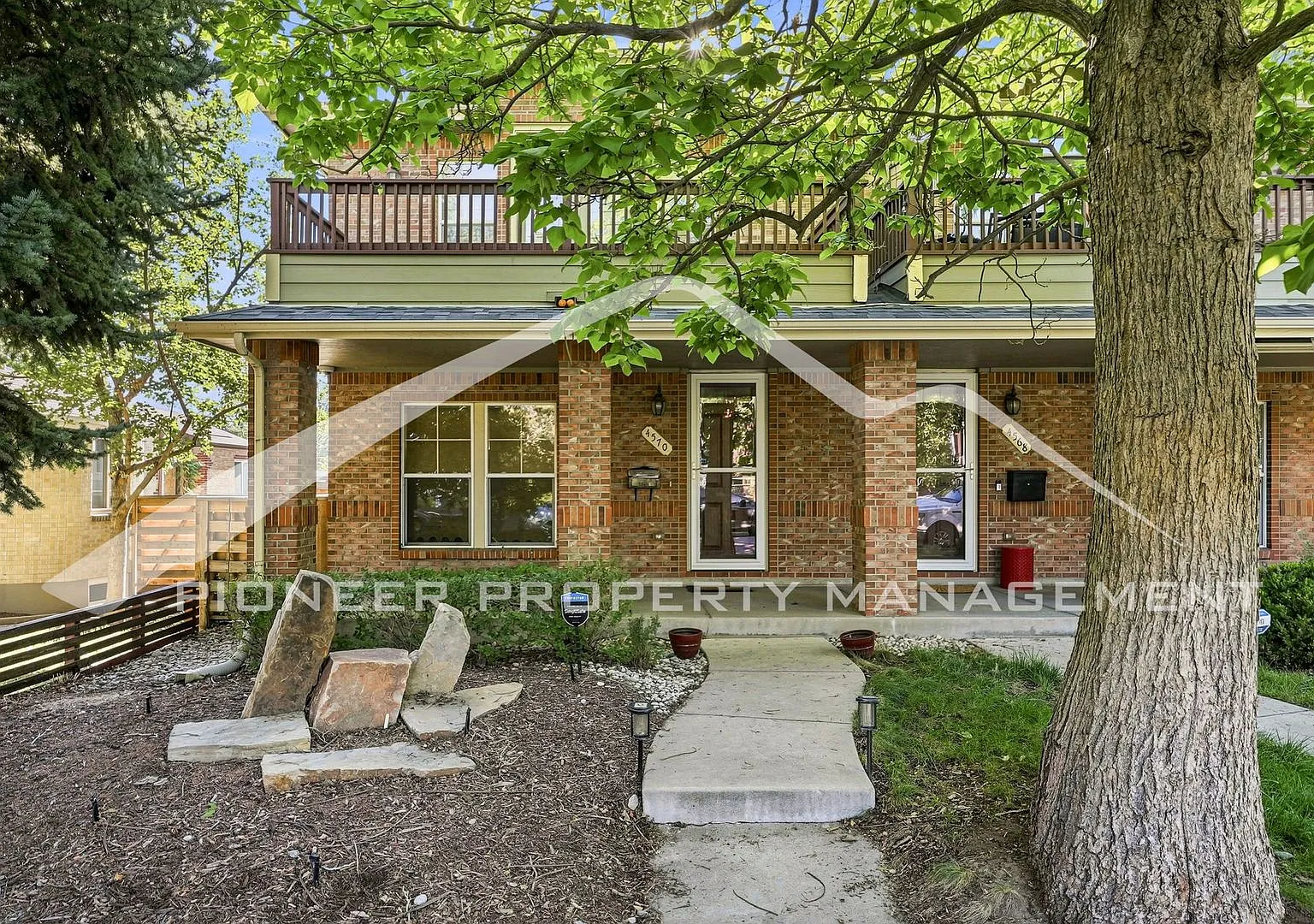 Gorgeous Townhouse with Gas Fireplace and Central AC — Photo 1